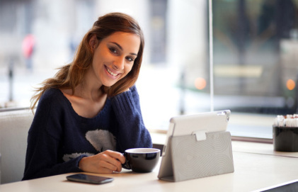 woman_cafe_laptop