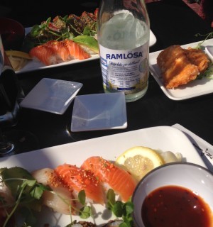 Den här maten alltså. Spicy tuna maki - sushi, en bit crsipy lax vid sidan. Uteplats, solsken, babbel. Höjden av lyx.