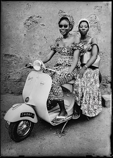 Seydou Keïta, Sans titre, 1953 © Seydou Keïta / SKPEAC. Courtesy CAAC, The Pigozzi Collection, Genève 