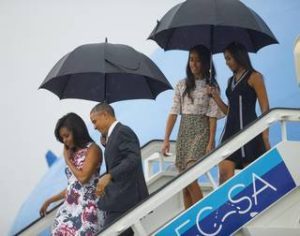 Obamas arrive in Cuba/Pablo Martinez Monsivais AP