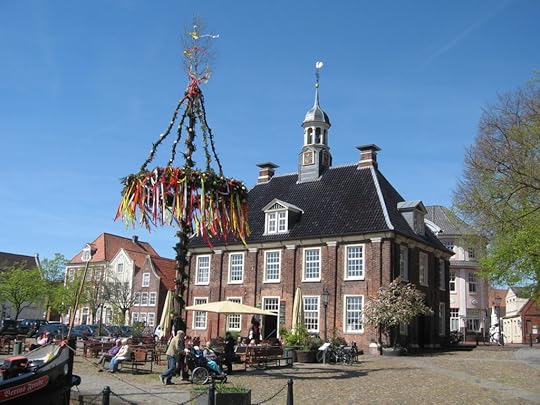 Leer May pole