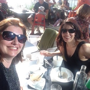 Trude och jag. Ser ni vattnet som glittrar i bakgrunden?