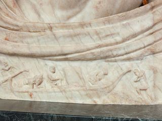 800px-Statue_du_Tibre_(Louvre)_reliefs_3