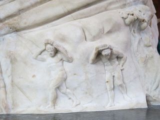 800px-Statue_du_Tibre_(Louvre)_reliefs_2