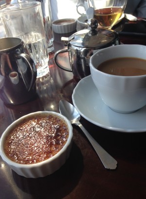 Vi satt i timmar och avslutade med kaffe och creme brulée.