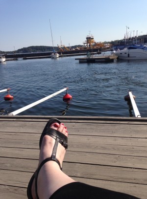 Satt i solen och pratade med min förläggare som är very nöjd med manuset. Hurra!