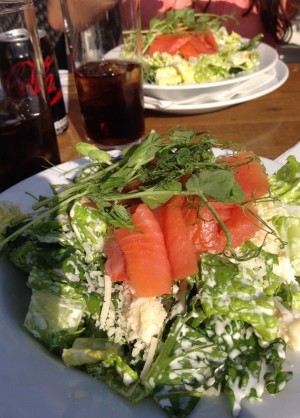 Nästa intervju gjordes på en uteservering vid vattnet över en ceasarsallad med lax. Snacka om dolce vita.