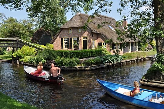 water-village-no-roads-canals-giethoorn-netherlands-3