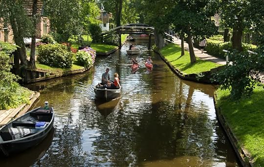 water-village-no-roads-canals-giethoorn-netherlands-6