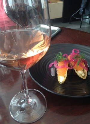 Förrätt. Löjromstaco och rosévin.