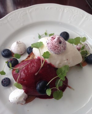 Dessert. Blåbär, vanilj, salt kola, maränger - you name it.