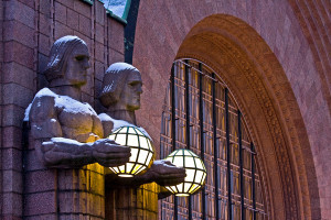 01531_Kivimiehet_rautatieaseman_paaovella