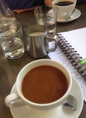 Kaffe och ett nästan fullskrovet anteckningsblock. 