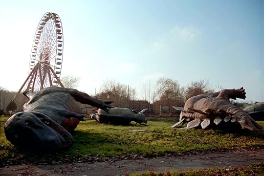 Umgestürzte Dinos im Berliner Plänterwald.