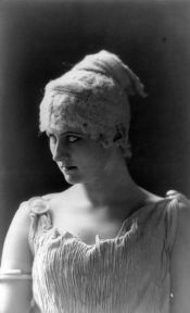 800px-Mary_Anderson_as_Galatea_by_Napoleon_Sarony_1883