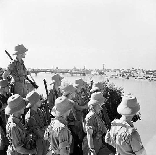 British troops looking at Baghdad, 11 June 1941 (Imperial War Museum)