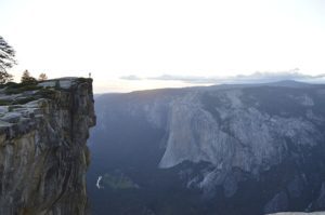 rugged-cliff-1031575_640