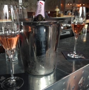 Jag SMET från mina plikter och träffade Bivald på Griffins och vi beställde en FLASKA rosa champagne.