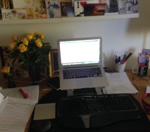 Mitt skrivbord. Jag har papper och anteckningar och dokument PRECIS överallt, just nu.