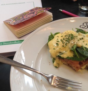 Igår bjöd jag min bokförare på lunch på Riche, vi hade en del papper at gå igenom. Bortsett från att det är rätt snobbigt så måste jag säga att den här mackan var GUDOMLIG. Stekt bröd, rökt lax, färsk spenat och den mest makalösa hollandaise. Pocherat ägg ingick, men det fick jag välja bort. MUMS.