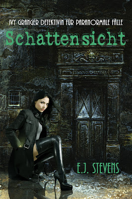 Schattensicht (Ivy Granger, Detektivin für paranormale Fälle #1) by E.J. Stevens, translated by Frank Dietz