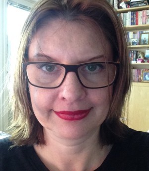 Myskläder och brillor på. Så skönt. (men läppstiftet sitter som berg)