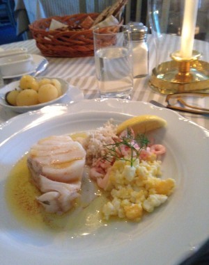 Torsk med pepparrot, räkor och skirat smör. Gott.