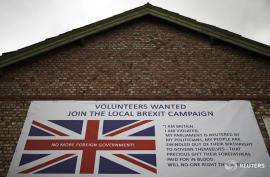 A banner encouraging people to support a local Brexit campaign hangs on the side of a building in Altrincham, Britain May 3, 2016. REUTERS/Phil Noble - RTX2CKHT