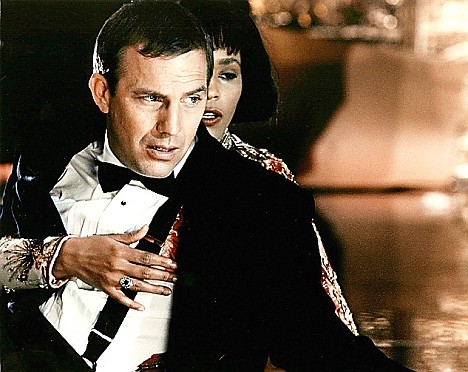Film 'THE BODYGUARD' (1992) starring KEVIN COSTNER, WHITNEY HOUSTON Directed By MICK JACKSON 25 November 1992 CTK35344 Allstar/Cinetext/WARNER BROS **WARNING** This photograph can only be reproduced by publications in conjunction with the promotion of the above film. For Editorial Use Only Entertainment Orientation Landscape Stood half body Film Still Action Drama Thriller