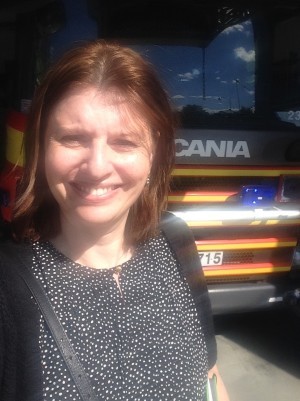 Glad författare visades runt på brandstationen.