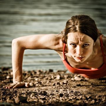 800_woman-doing-push-ups-beach