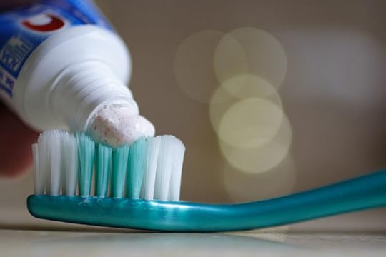 800px-Toothpasteonbrush