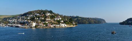 1024px-Kingswear_and_the_Dart_s1