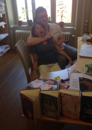 Ninni Schulman och John Häggblom är ett tajt team - John är rätt hård, dock. Ninni fick bara fika om hon gjorde 15 sidor till.