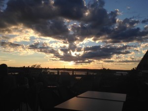 Vi satt ute, pratade, såg solen gå ner. Så himla fint.