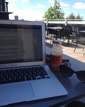 Dagens skrivhörna. Inga byggjobbare - däremot en FONTÄN bakom mig.