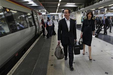 Conservative Party leader David Cameron (L) and his wife Samantha arrive at Euston train station in London April 29, 2010. REUTERS/Stefan Wermuth