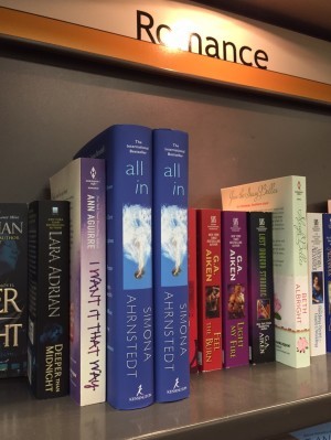 Där den hör hemma, i en bokhandeln, på en hylla som det står Romance på. Fotokredd: Carina Hedberg