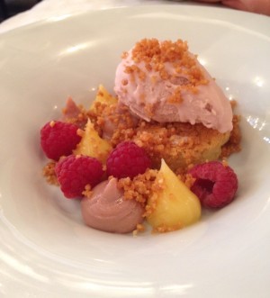 Och en fantastisk dessert med jordgubbsglass, mazarin, lemon curd och nån kola och salt strössel. GOTT.