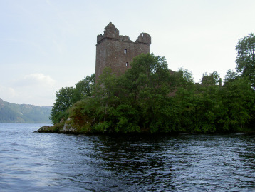 Urquhart_Castle_von_Loch_Ness