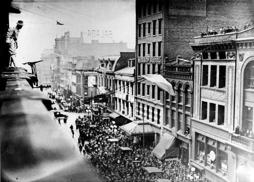 The_-Human_Fly-_in_front_of_the_Hotel_Mossop_(1916)