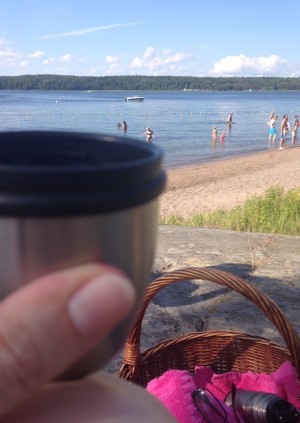 På stranden igår - ute på Lidingö, där jag delvis växte upp. Så himla skönt. I skuggan.