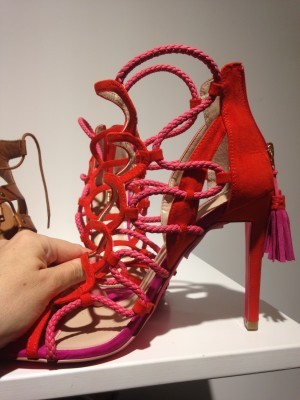 De här gillade jag mest, rött och rosa. Men så höga klackar klarar jag nog inte ens av att sitta i.