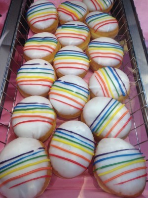 Hela Stockholm firar Pride - så himla fint, är STOLT över vår vackra stad. Här Pride-donuts.