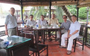 Từ trái: Huỳnh Tấn Thời, Nguyễn Phú Yên, Lê Văn Cử, Trần Thiện Bật, Phan Đổng Lý, Đỗ Hồng Ngọc tại Du lịch Văn Thánh, Saigon 6.2016