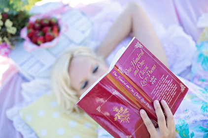 woman-reading-887274_1280