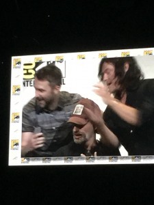 Glitter bomb attempt in the Walking Dead panel.