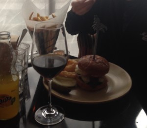 Fjortonåringen var mycket nöjd med burgaren. Och pommesen.