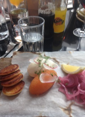 Jag åt löjrom. Och rester. Blev proppmätt. Ovanligt trevlig kväll.