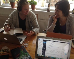 Johanna och Sofia samtalar.